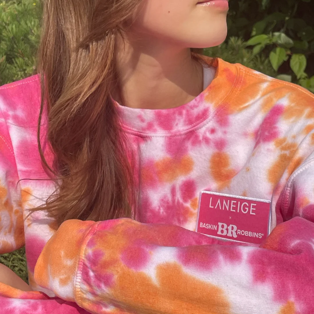 LANEIGE_x_Baskin-Robbins_Tie-Dye_Crewneck_2_jpgv1761232125